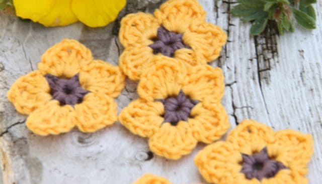 bobine et crochet petites fleurs jaunes