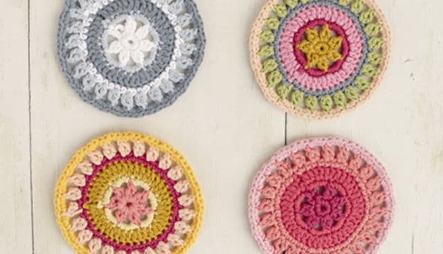 bobine et crochet dessous de verres colorés